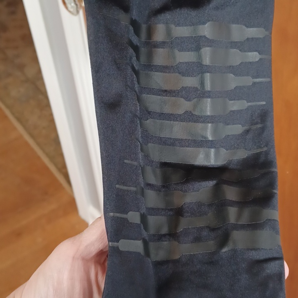 Savage X Fenty Black Leggings Sz.2X Side Leg Accents. L.28". EUC! - Picture 2 of 7